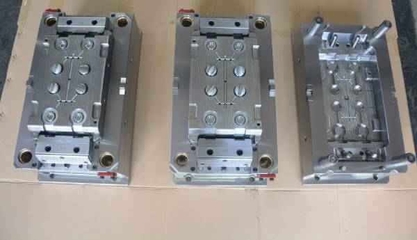 塑膠包鐵件模具 塑膠包鐵件模具